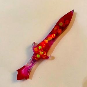 Pink resin knife with beautiful multi chrome decorations👛💍